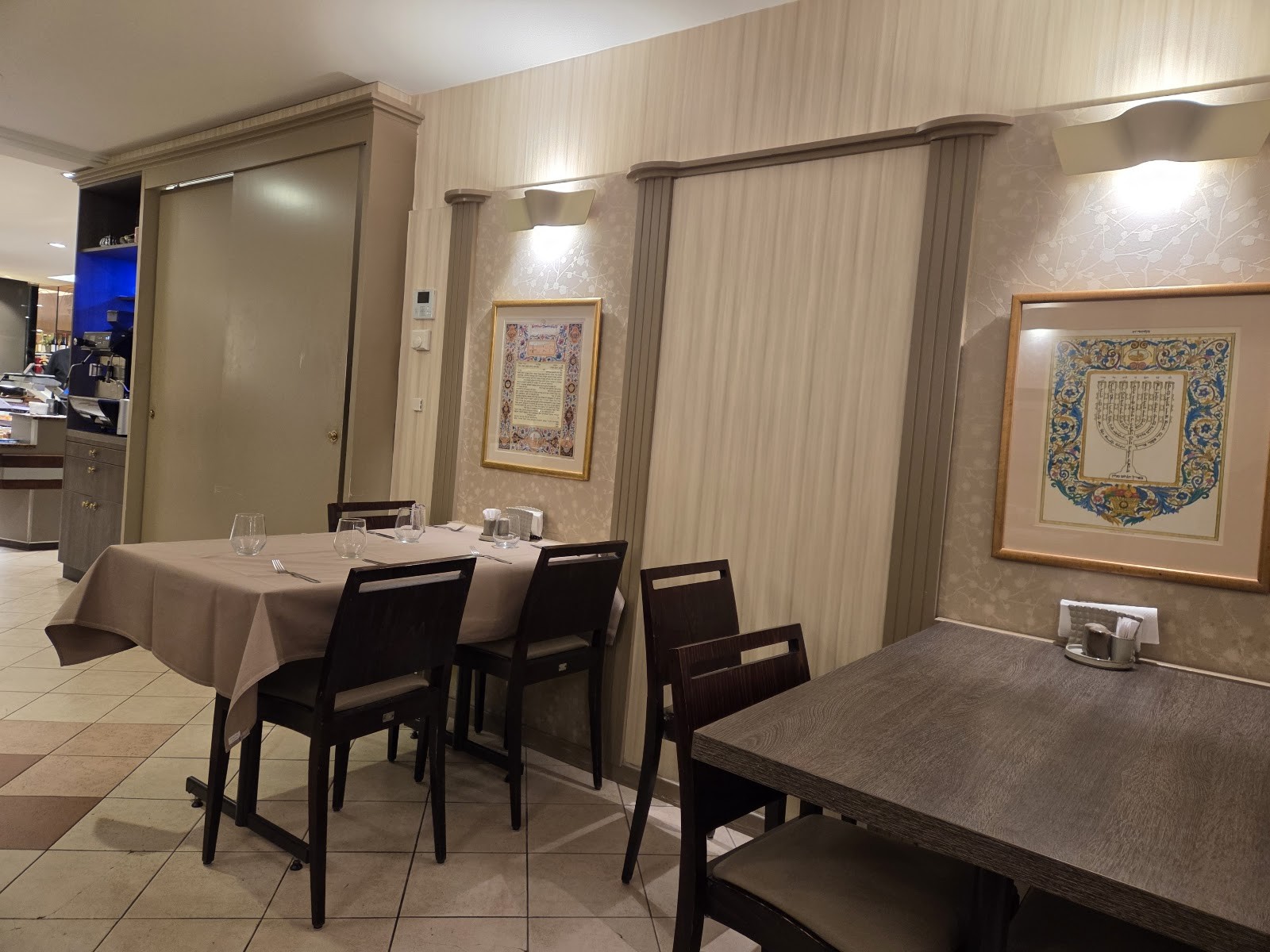 Hoffy's Restaurant & Take Away: the place