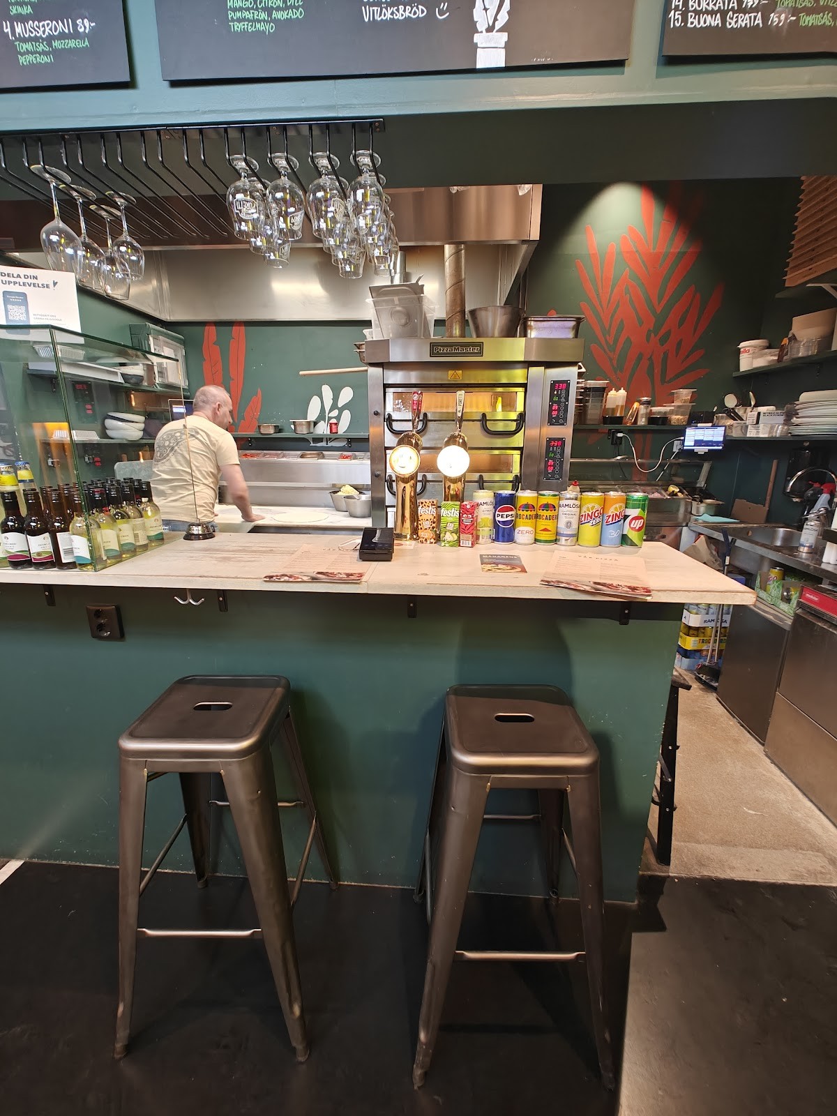 VÅR PIZZA: the place