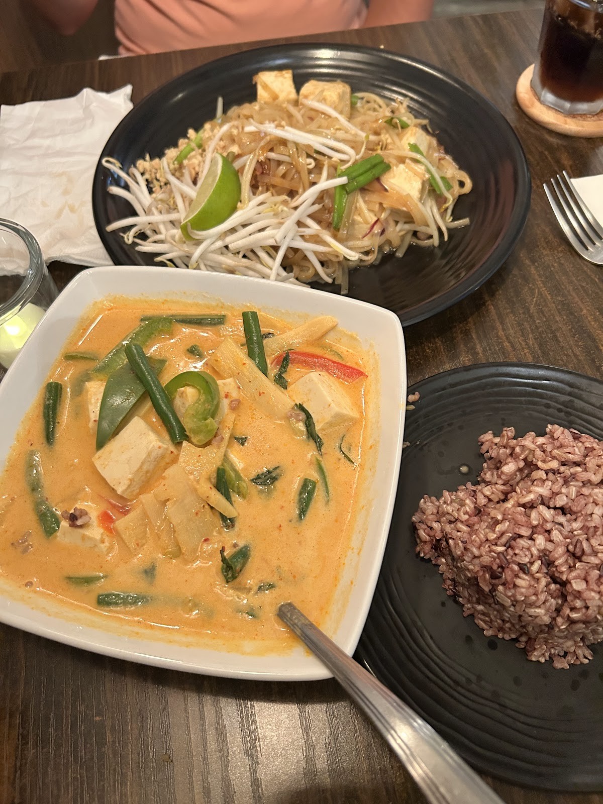 SAMATA THAI VEGAN HOUSE: food & drinks