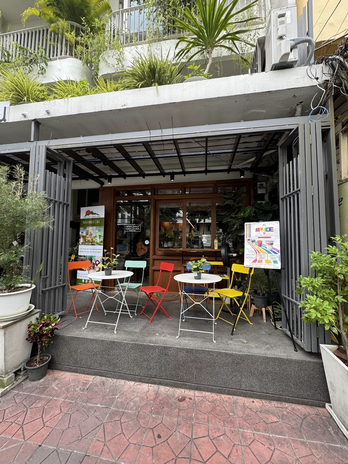 Sun Forest Cafe (Phraathit Branch): the place