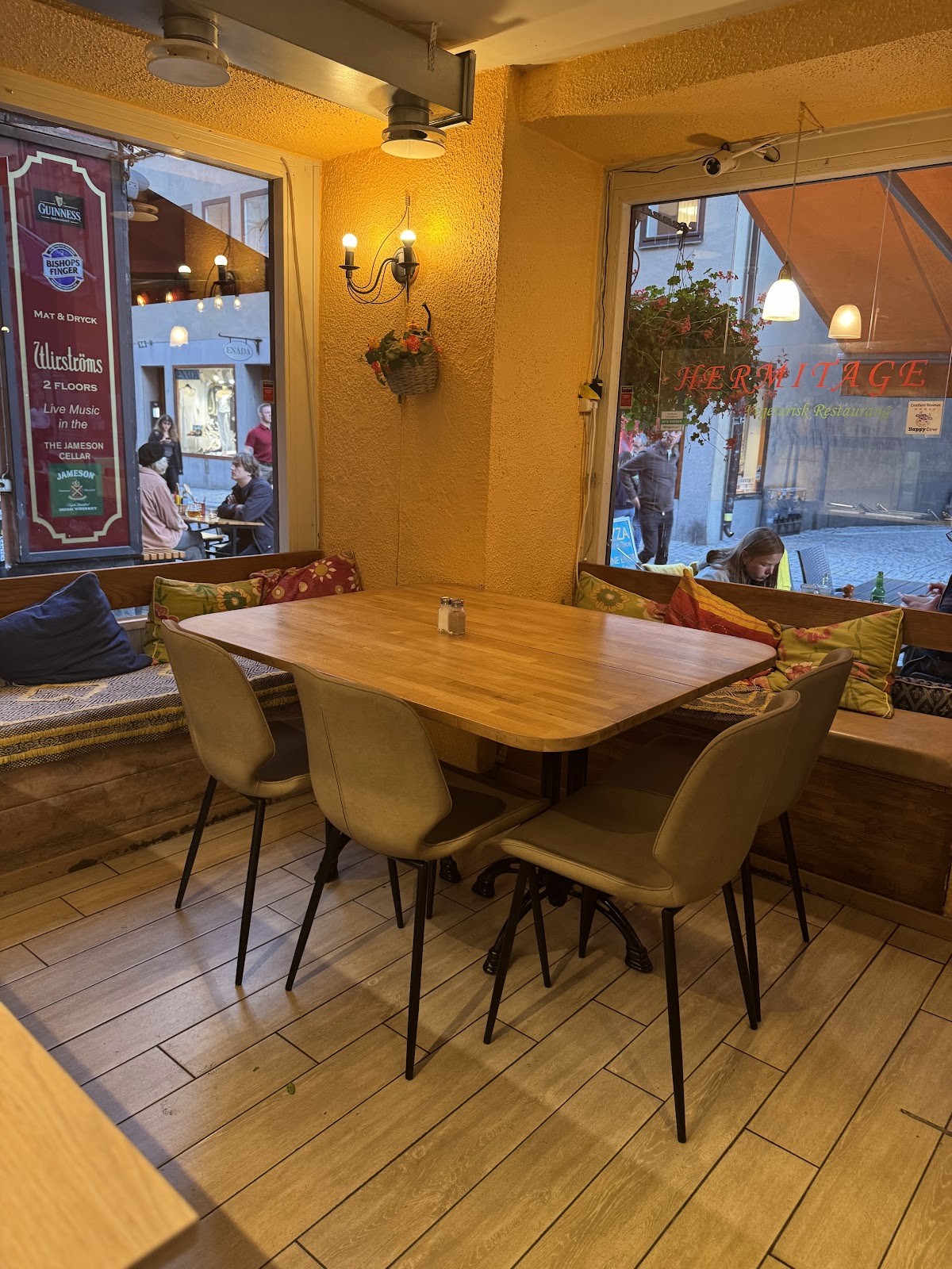 Vegan-Vegetarian Restaurant Hermitage: the place