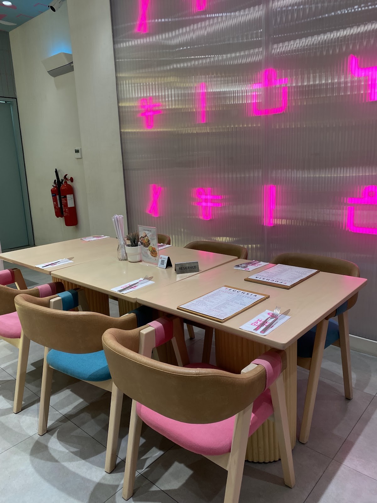 Fuchsia Urban Thai: the place