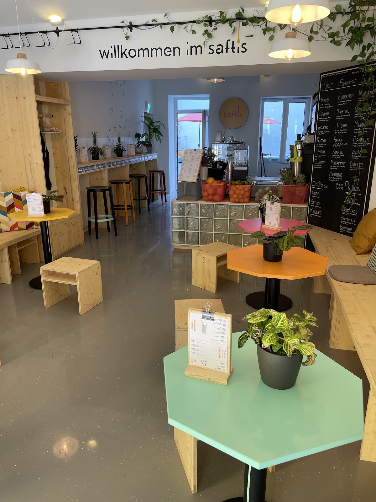 Saftis Juice Café Bar: the place