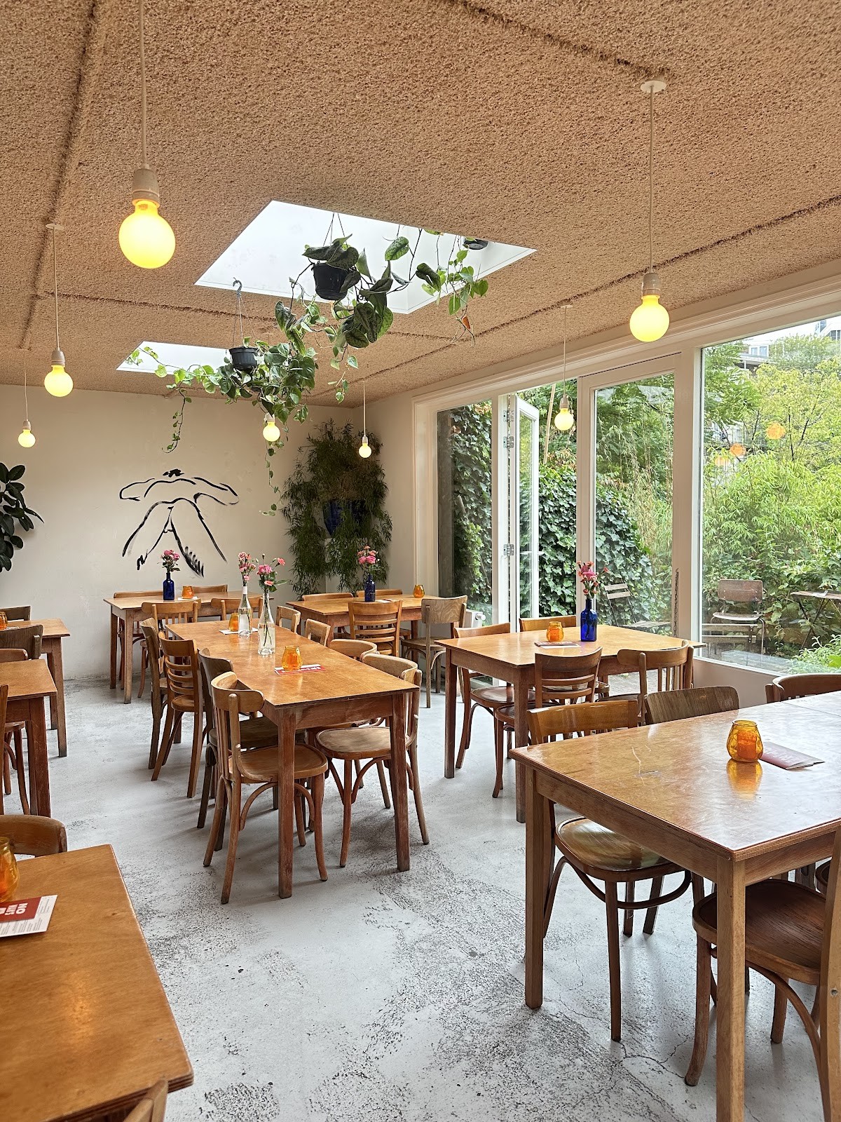 No Man's Art Gallery & de bar: the place