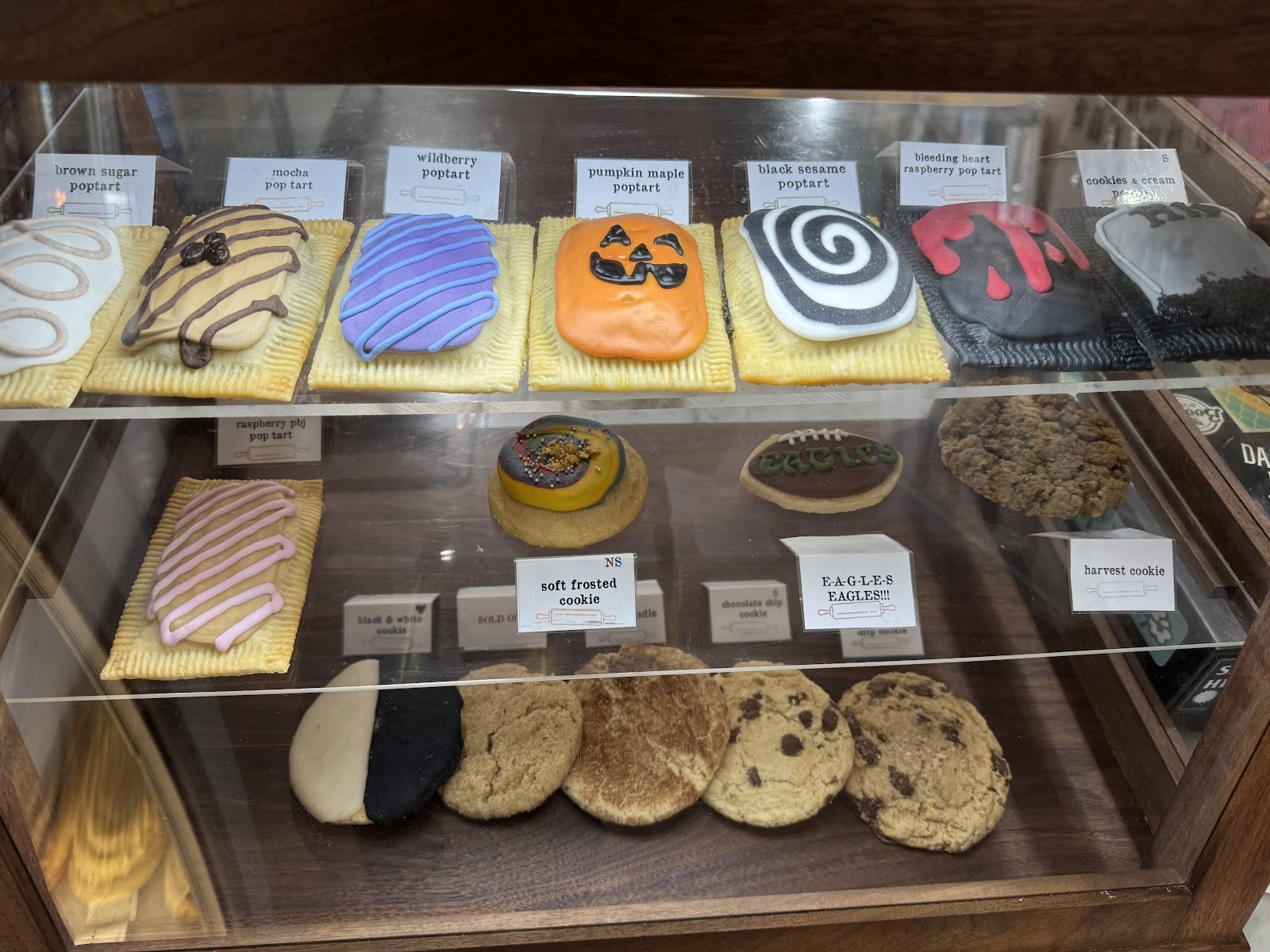 Crust Vegan Bakery: food & drinks