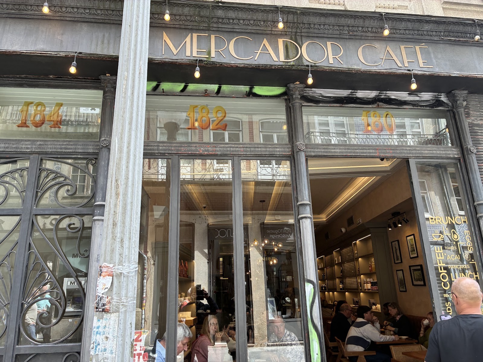 Mercador Café: the place