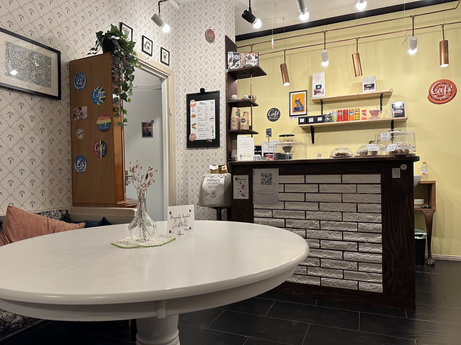 Café Nowhere: the place