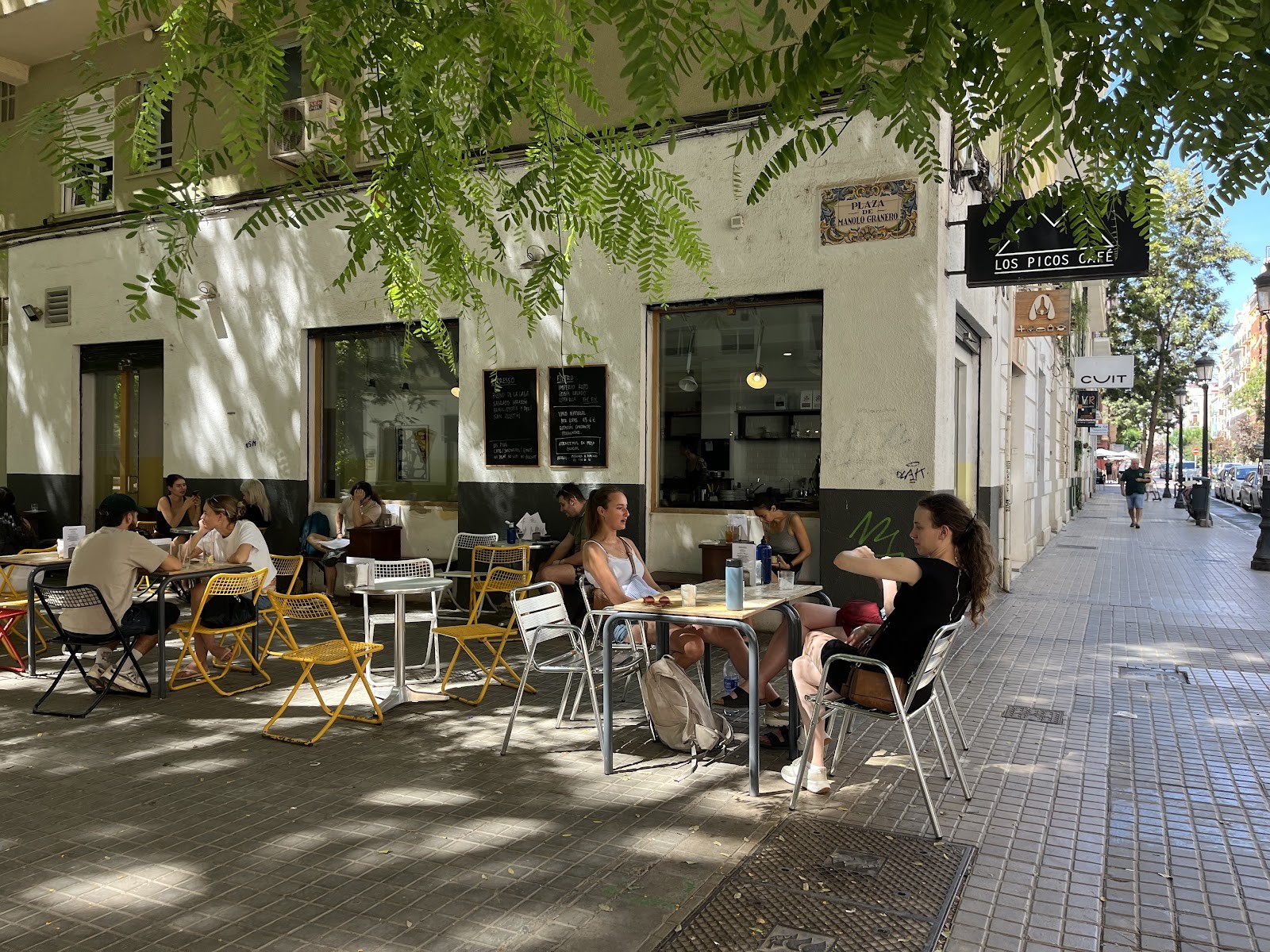 Los Picos Café: the place