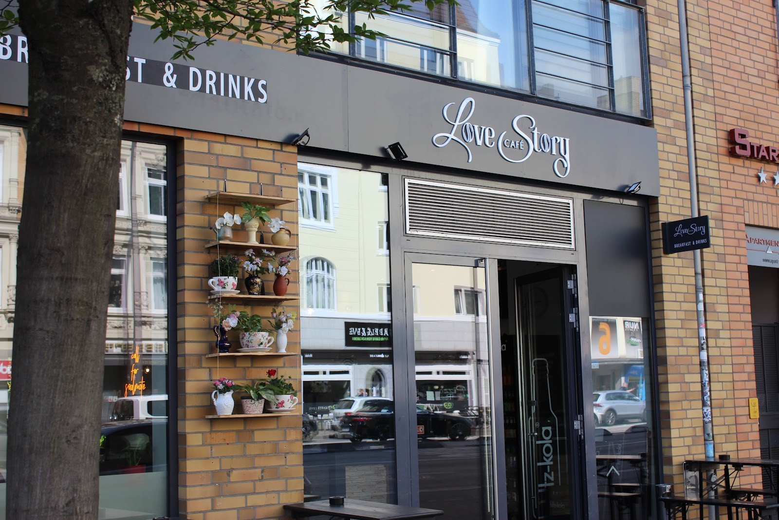 Café Love Story: the place