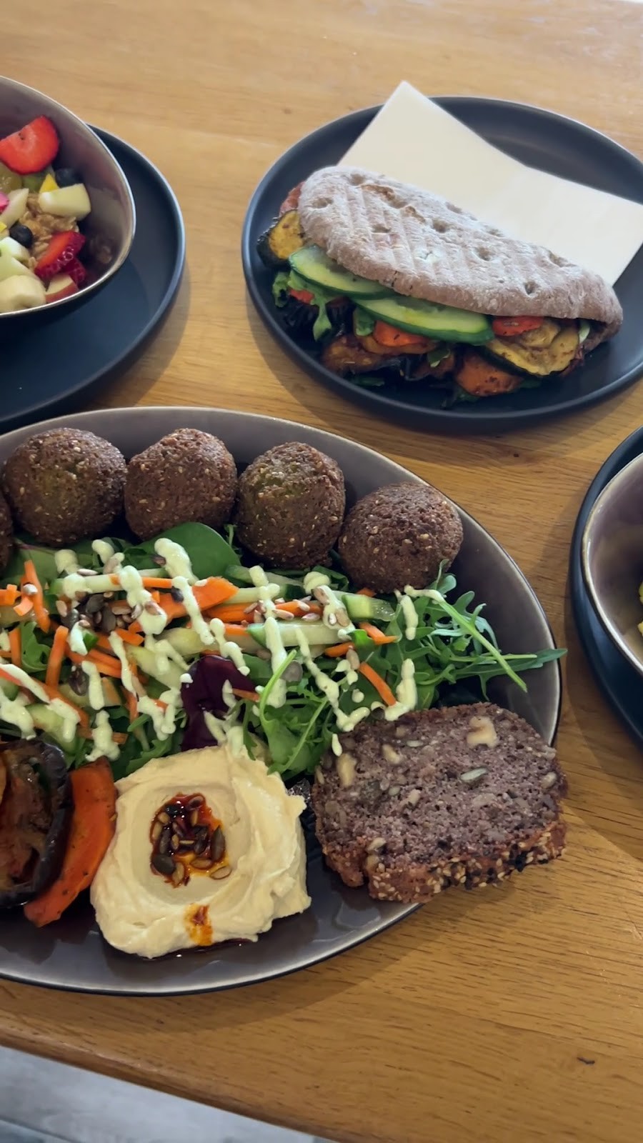 Ins Morgen: food & drinks