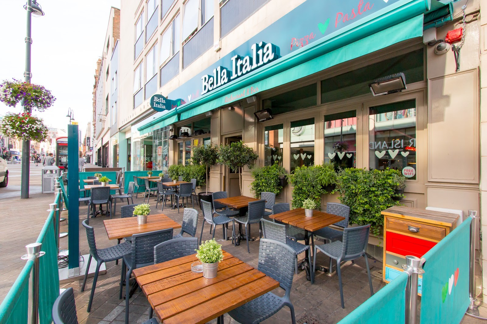 Bella Italia - Leeds Briggate: the place