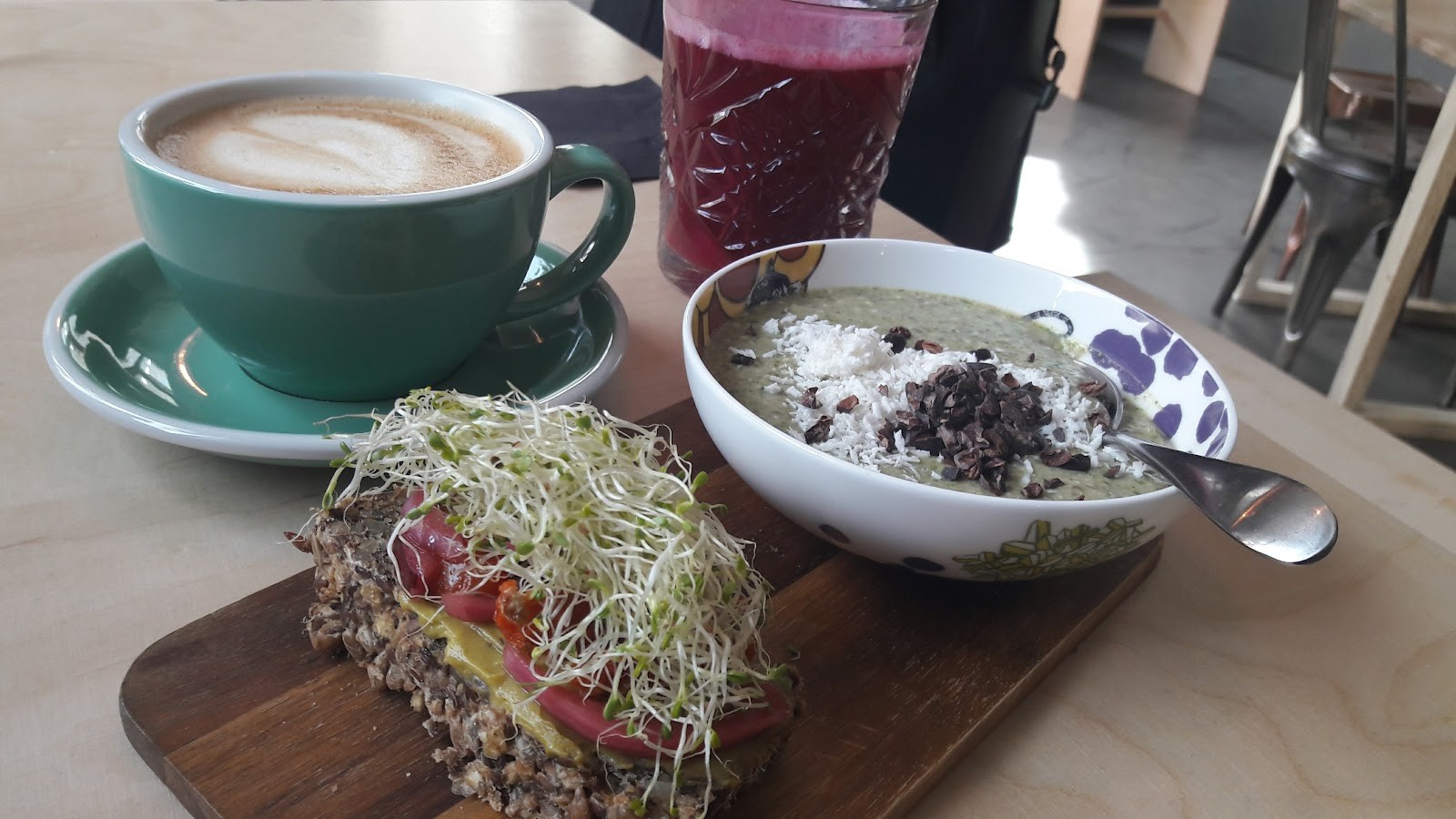 Roots Helsinki Yoga Studio & Cafe: food & drinks