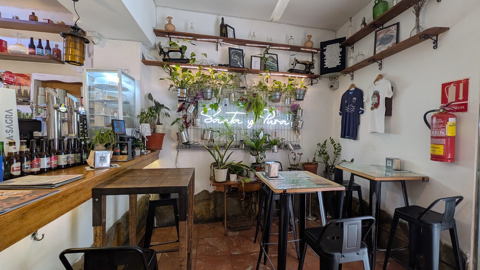 Santa y Pura Vegan Bar: the place