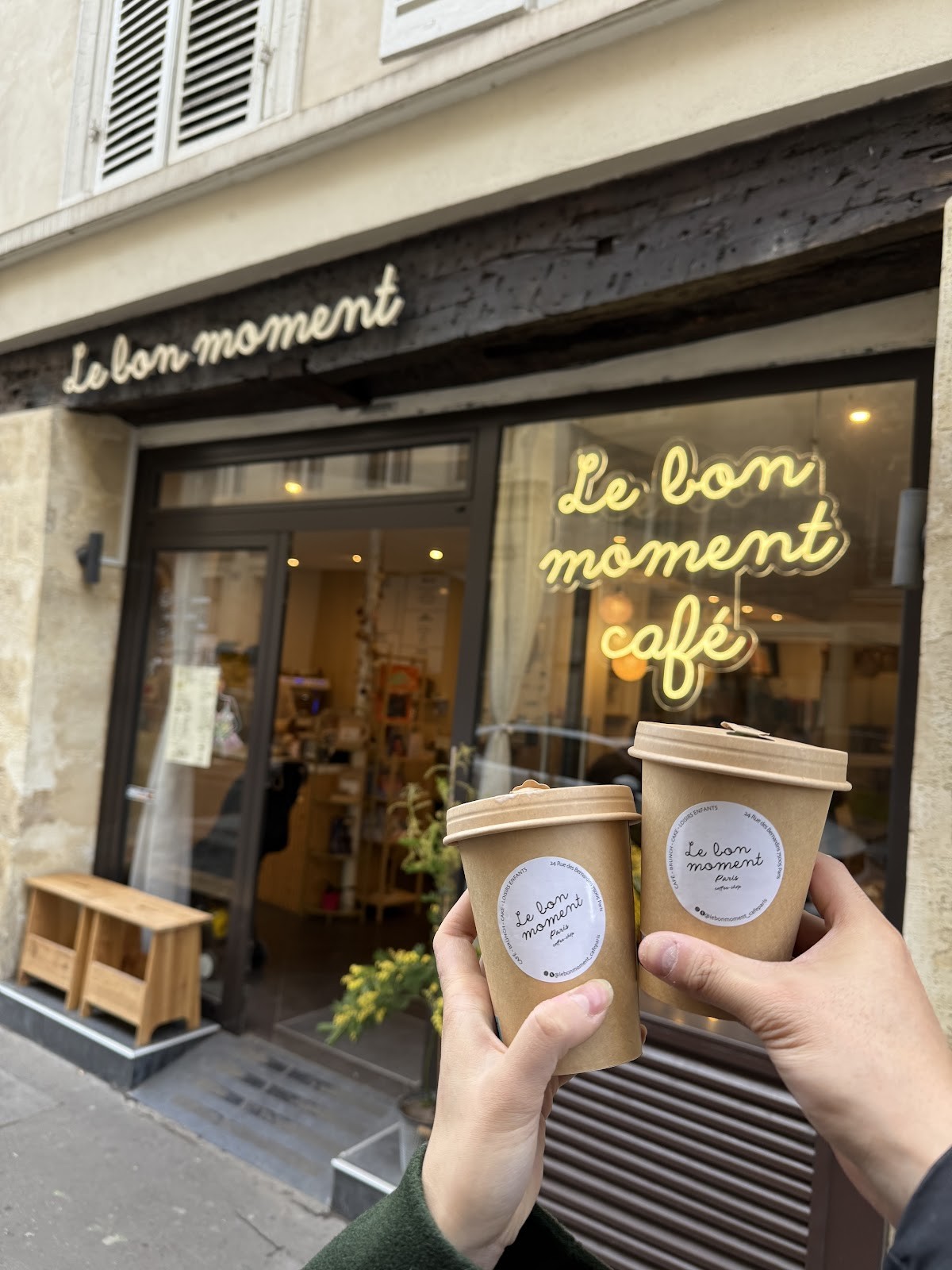 Le bon moment café: the place
