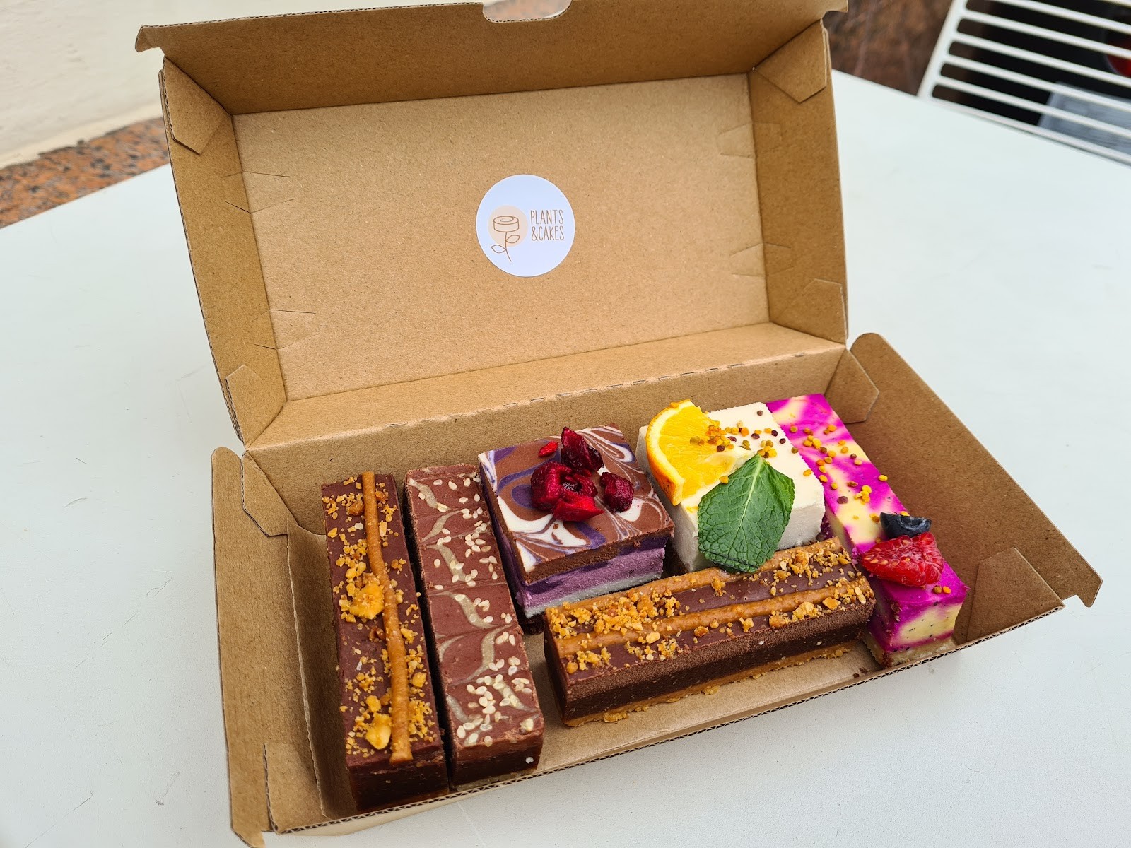 Plants & Cakes - Raw Cakery & Juice bar: food & drinks