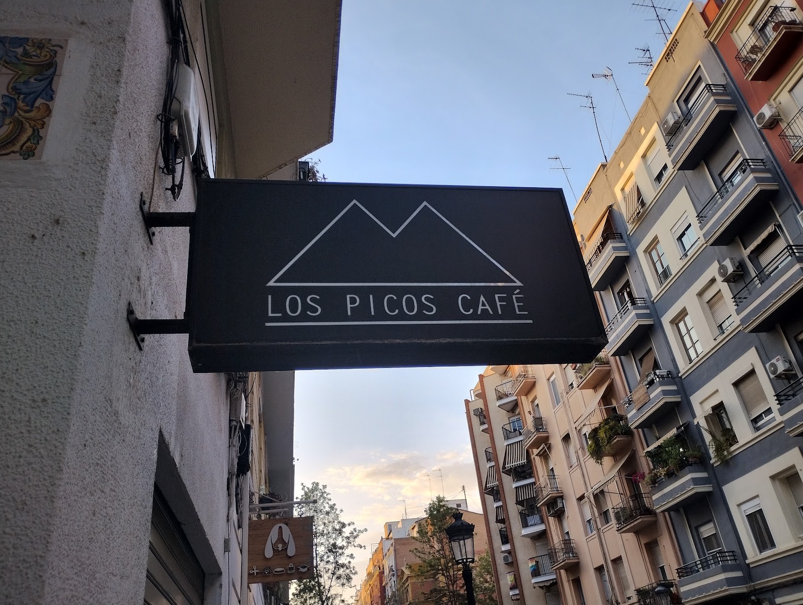 Los Picos Café: the place