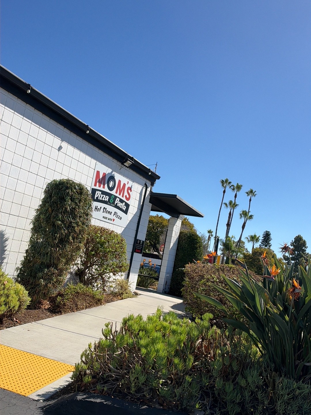 MOM'S Pizza & Pasta: the place