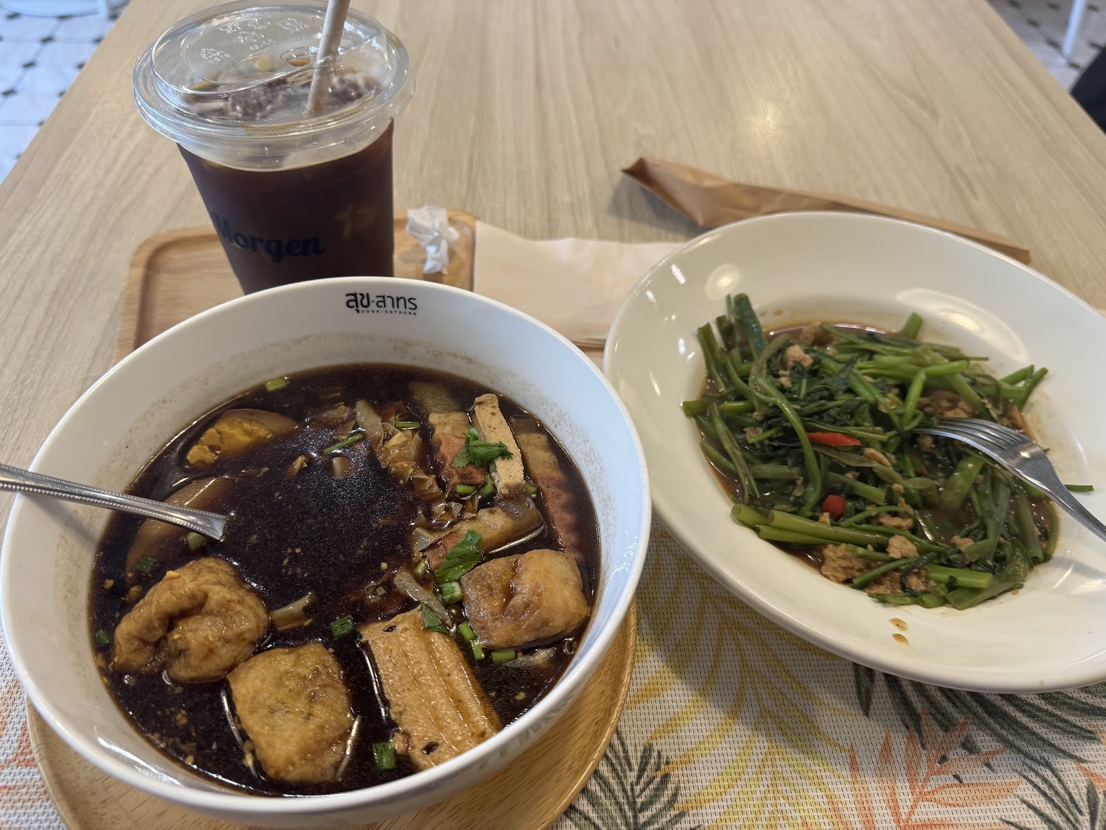 Sook Sathorn Silom Branch: food & drinks