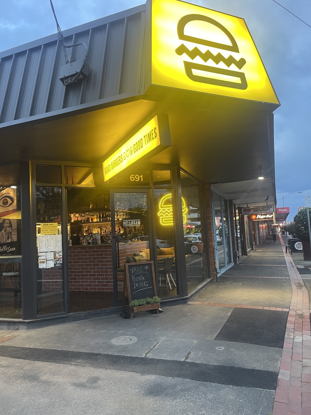 Hello Sam Bentleigh East: the place