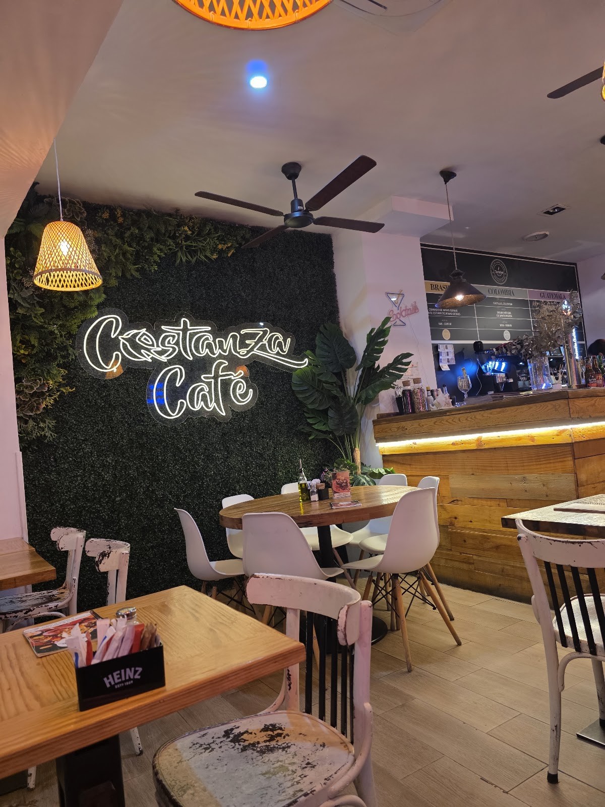 Costanza Cafe: the place
