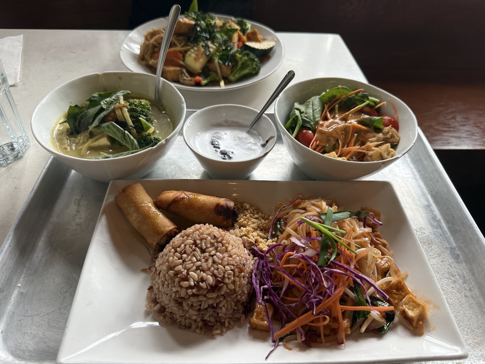 Araya's Place: food & drinks