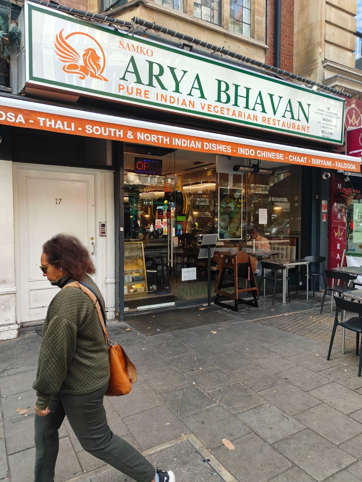 Saravana Bhavan - Arya Bhaven: the place