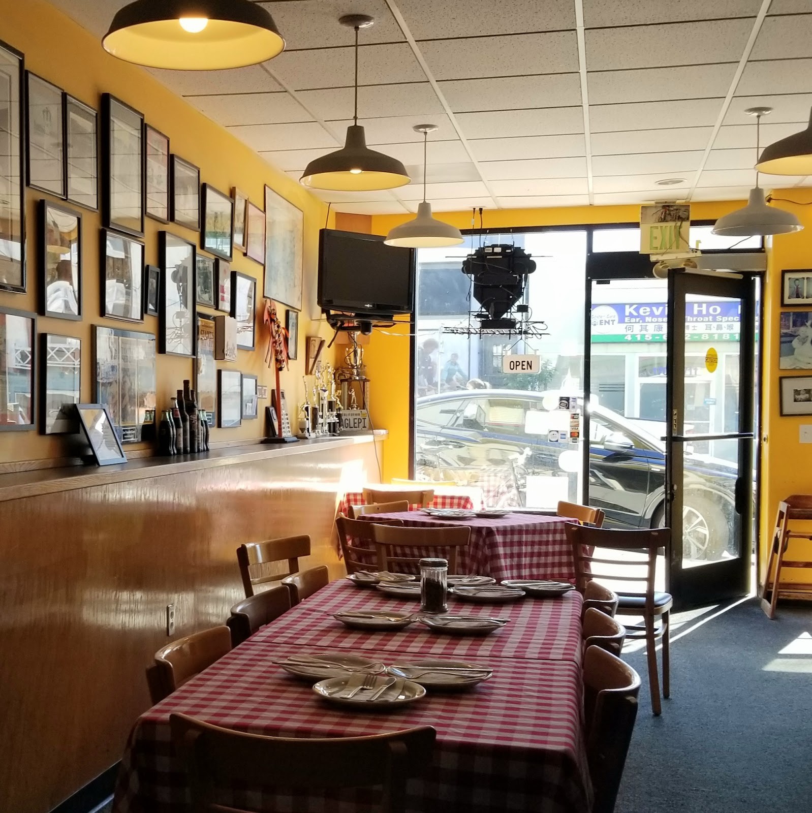 Eagle Pizzeria: the place
