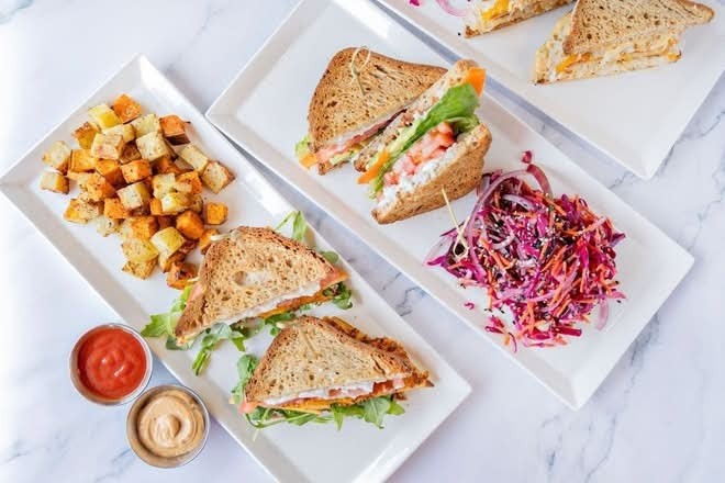 Lettuce Love Café: food & drinks