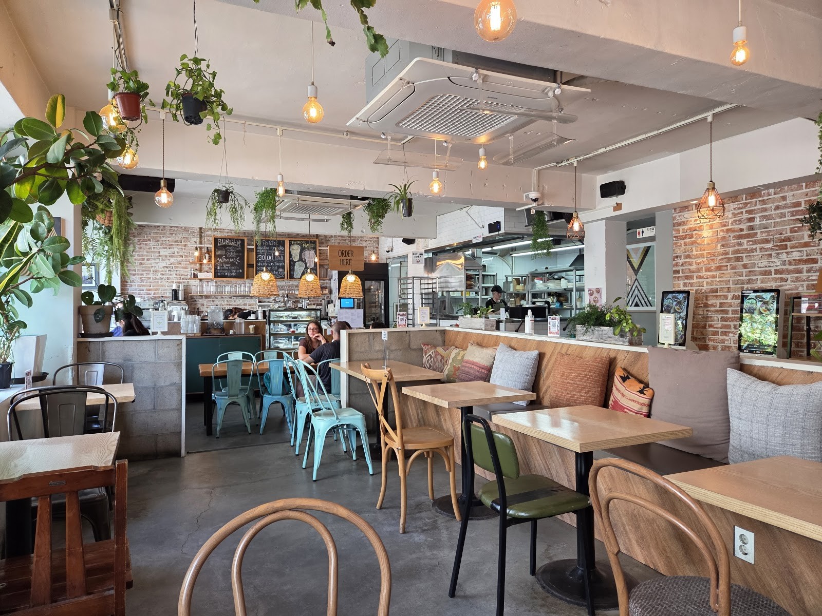 Plant Cafe Seoul (Itaewon): the place