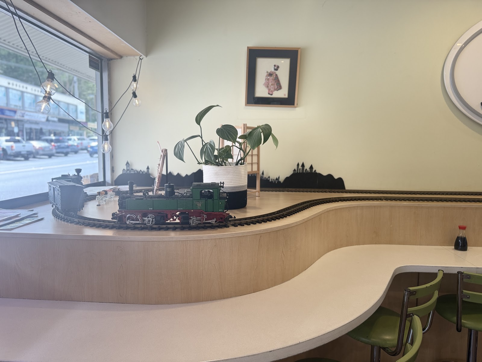 Mama Yama Sushi Express: the place