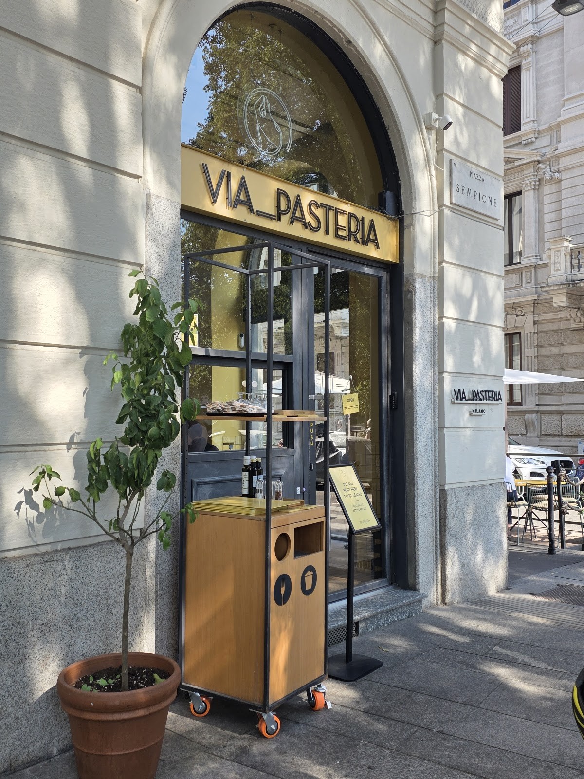 Via Pasteria - Arco Delle Pace: the place