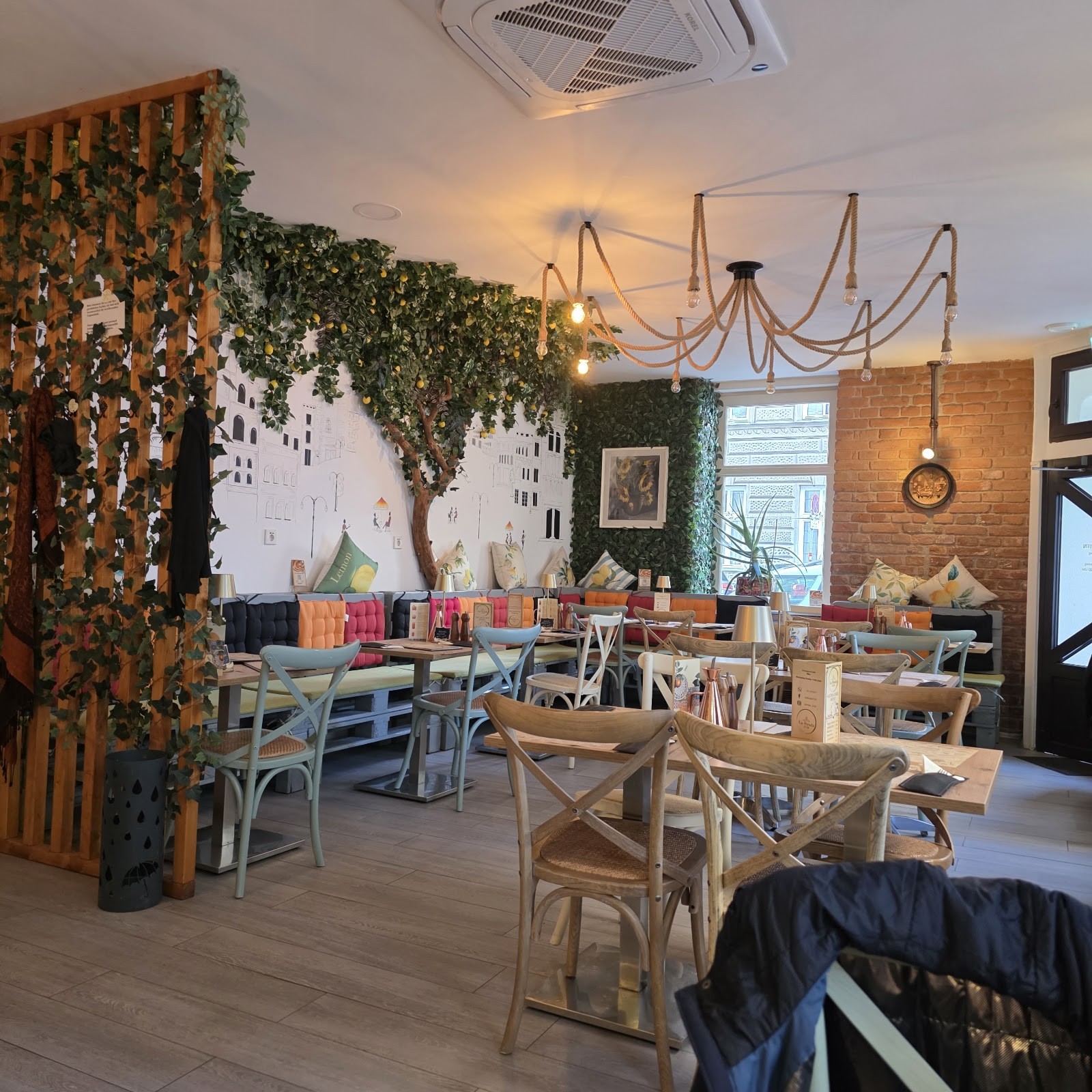 La Strada 27/29: the place