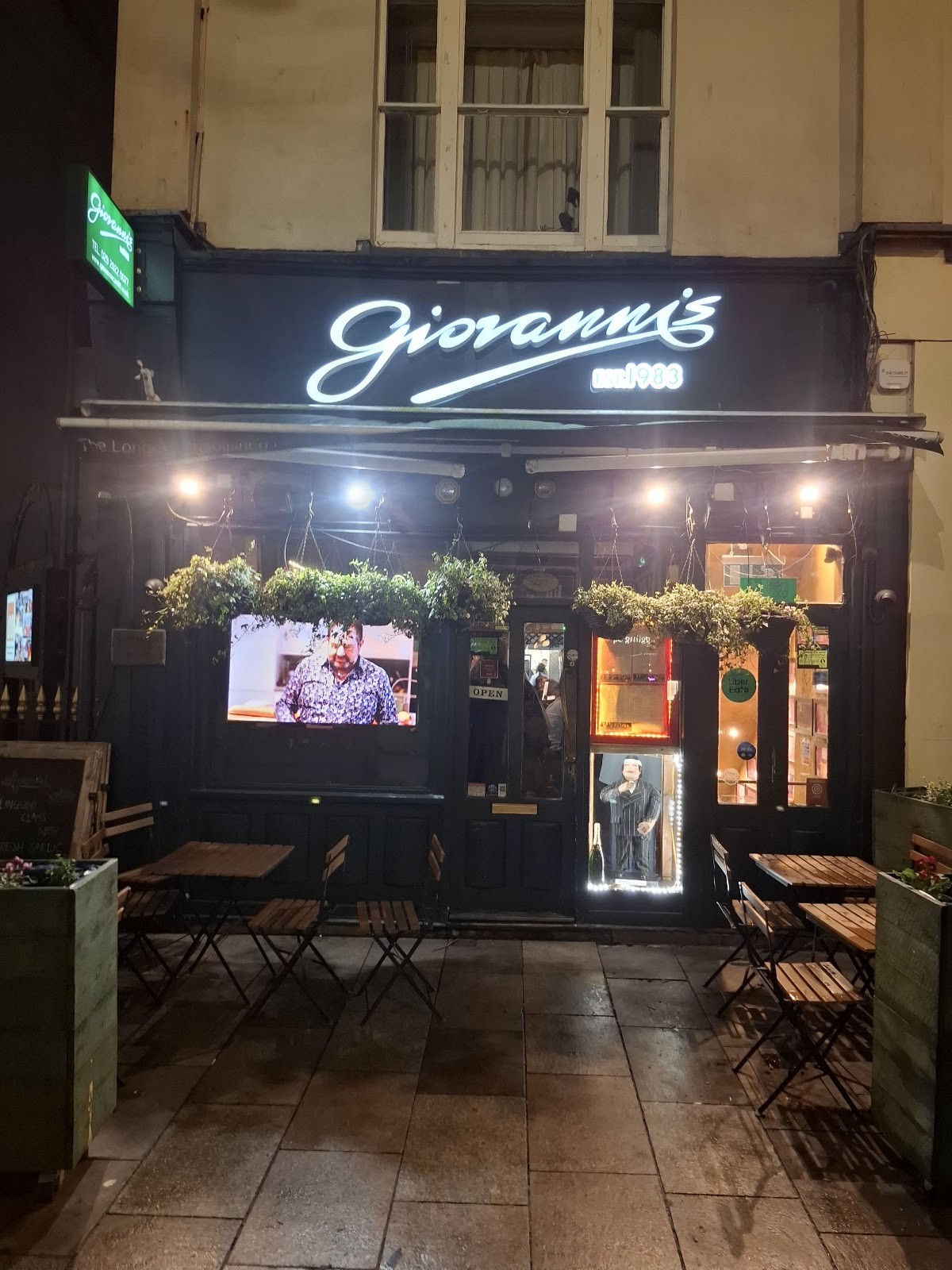 Giovannis On The Hayes: the place