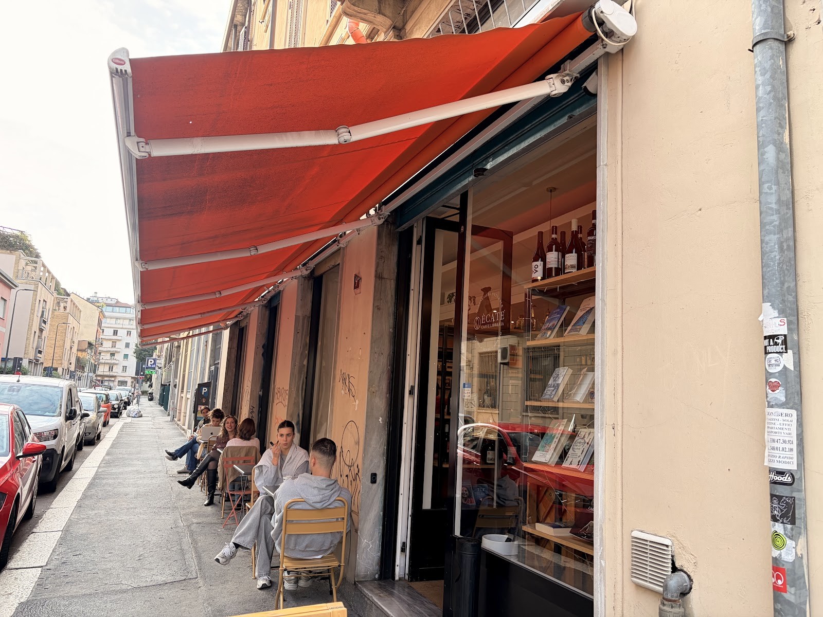 Ècate Caffè Libreria: the place