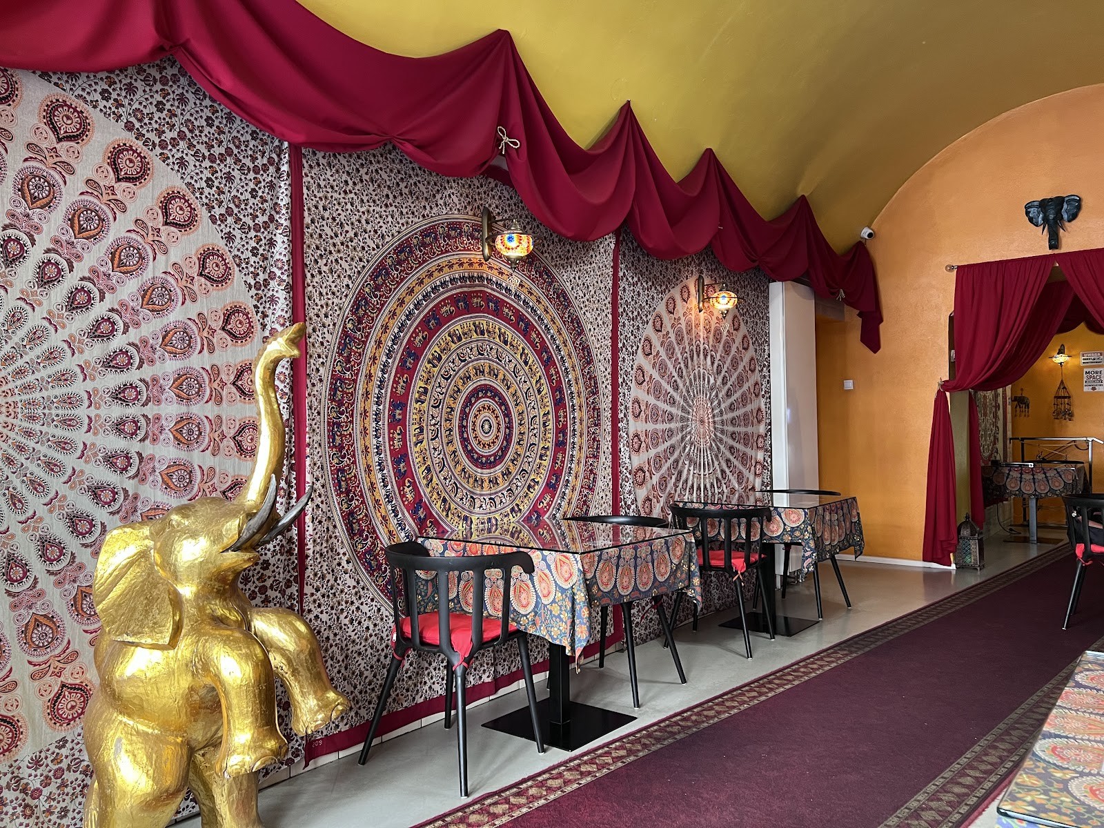 Delhi Curry House Indian Restaurant (طعام حلال): the place