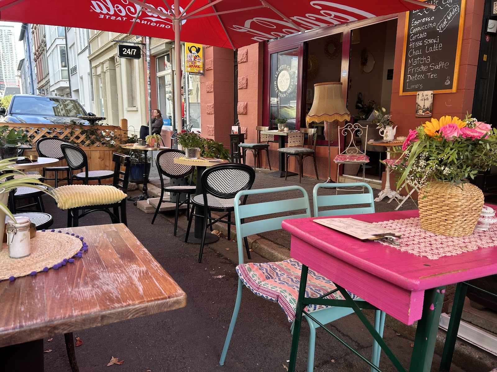 Le Petit Café: the place