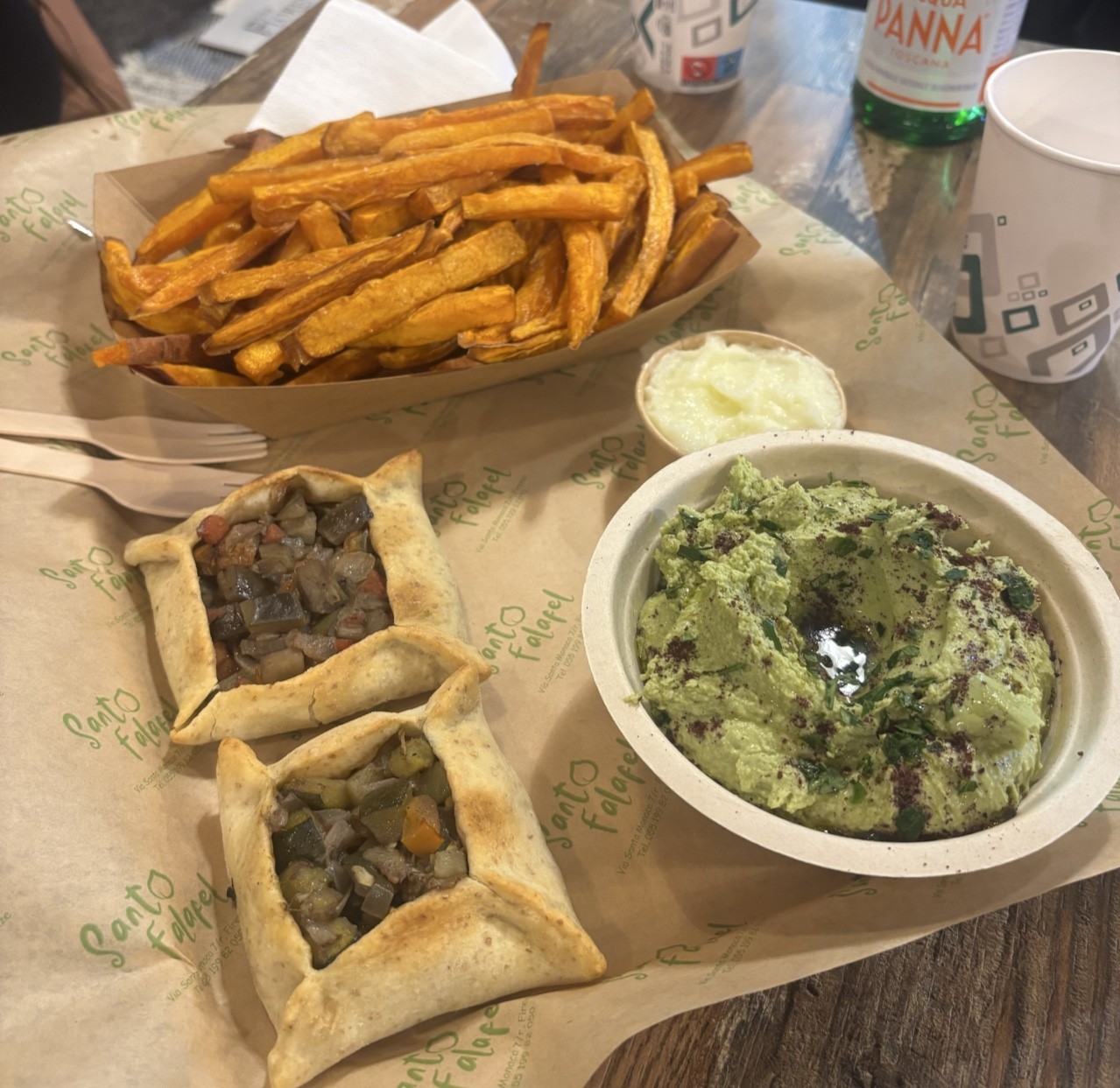 Santo Falafel: food & drinks