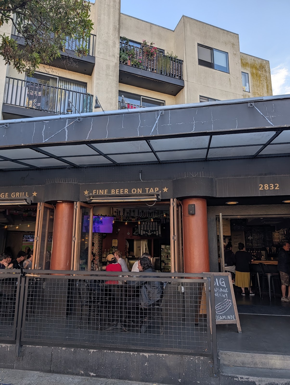 Rosamunde Sausage Grill: the place