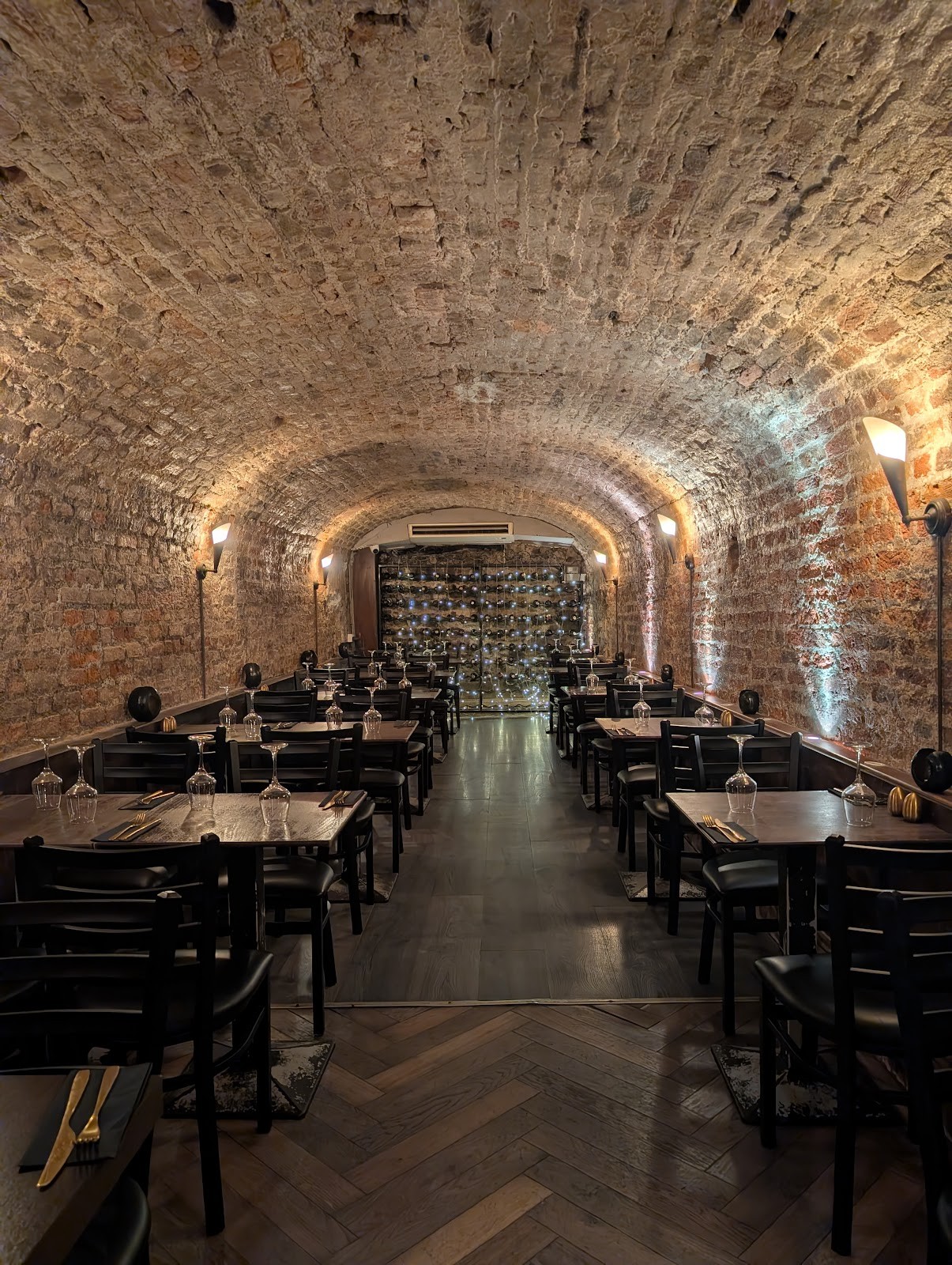 La Caverna Restaurant and Wine Bar: the place