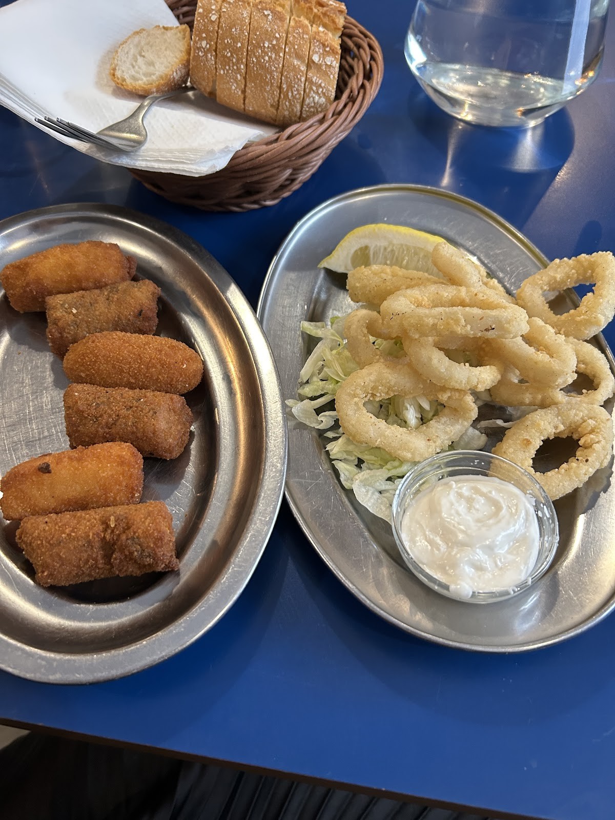 B13 bar: food & drinks