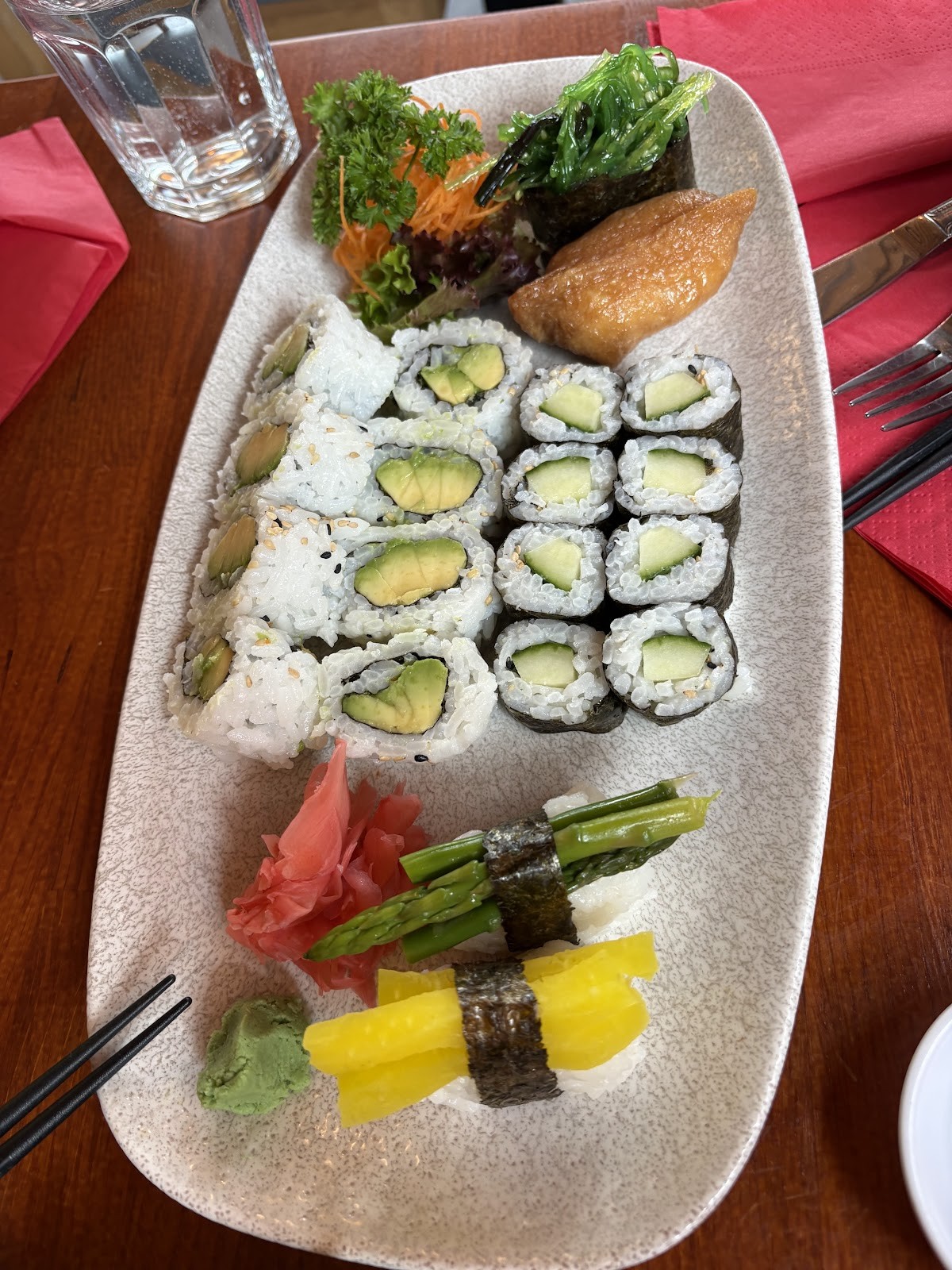 Eatokyo Noodles and Sushi Bar: food & drinks