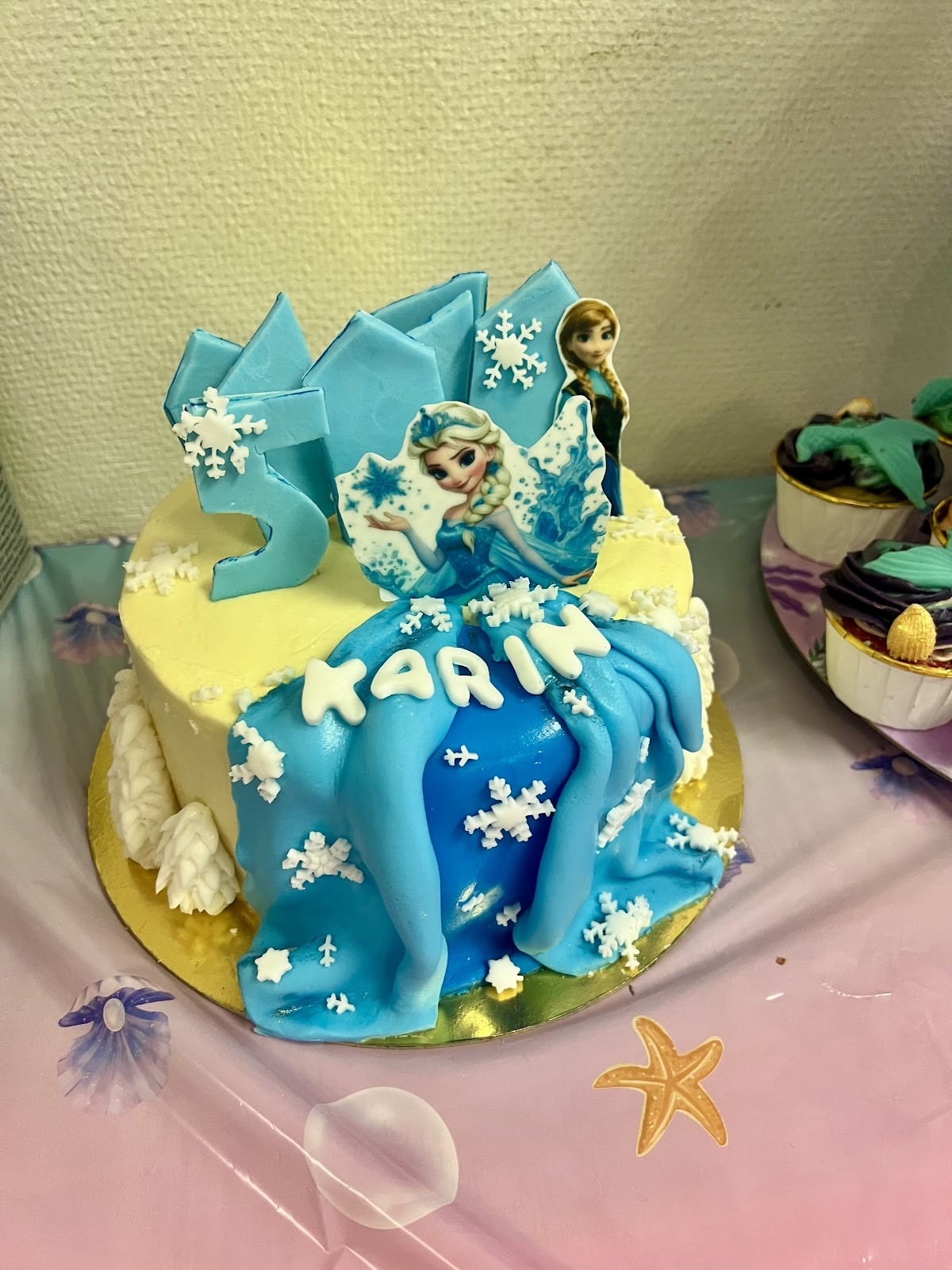Glossy cakes: food & drinks