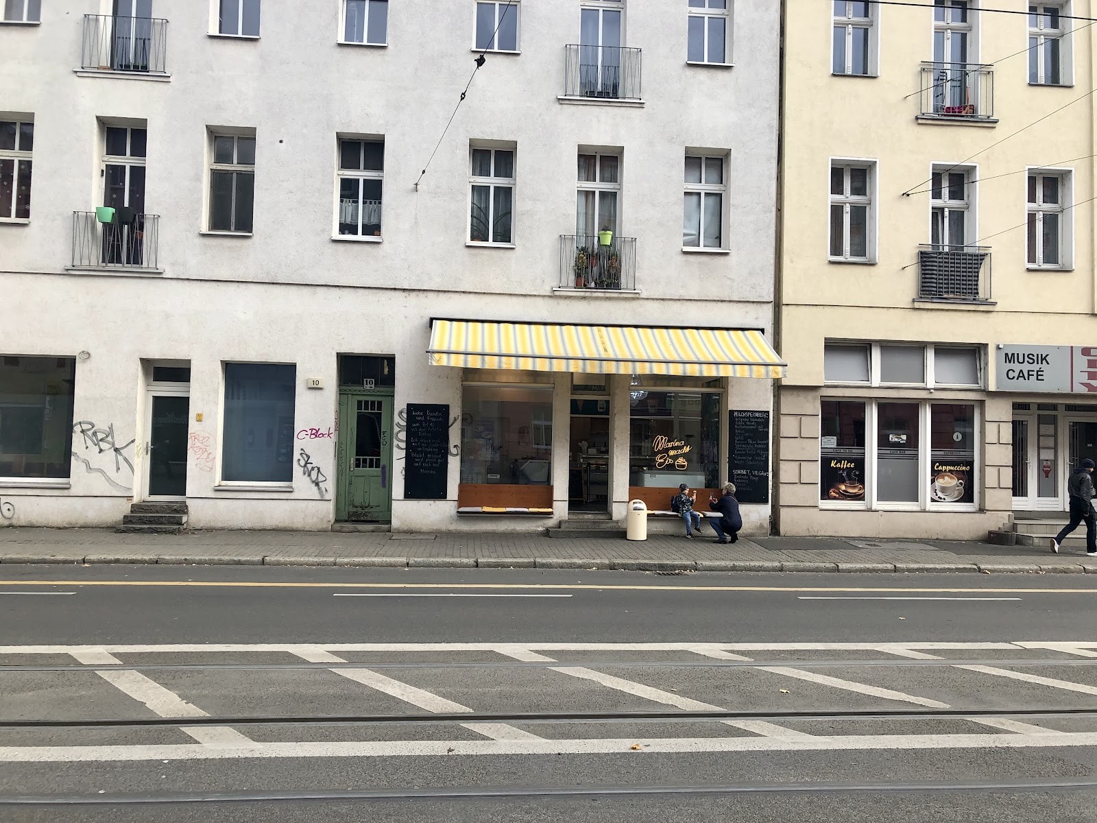 Marina macht Eis: the place