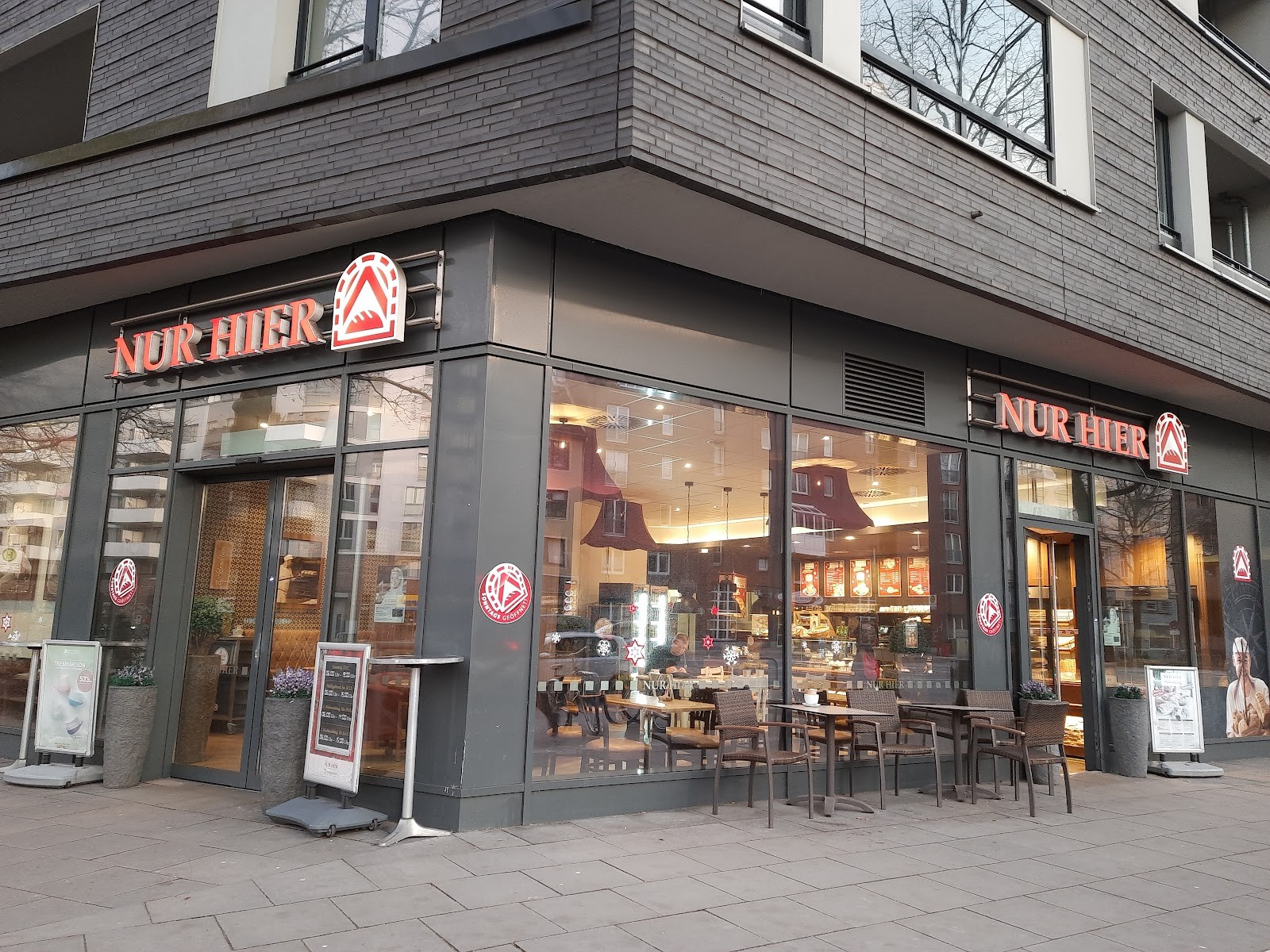 Nur Hier - Max-Brauer-Allee: the place