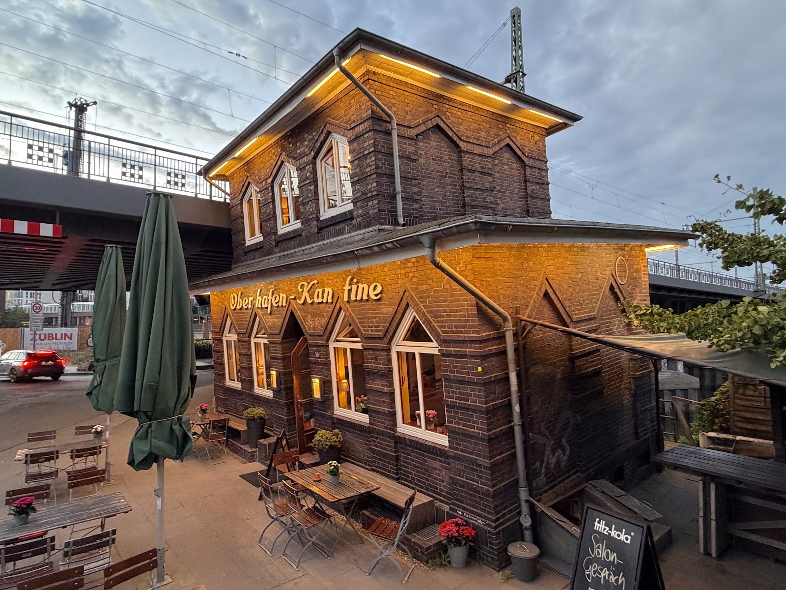 Oberhafen-Kantine: the place