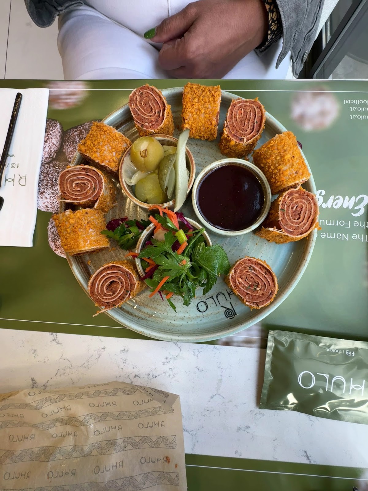 Rhulo Cigköfte Ottakring: food & drinks