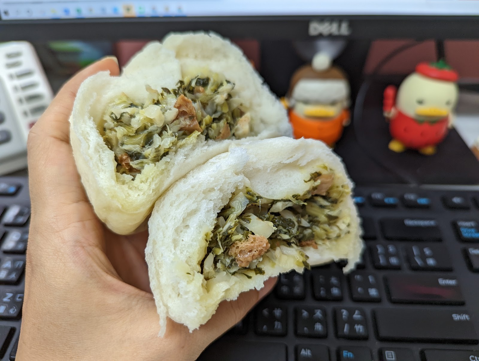 Xuě Lǐ Hóng 雪裏紅素食點心: food & drinks