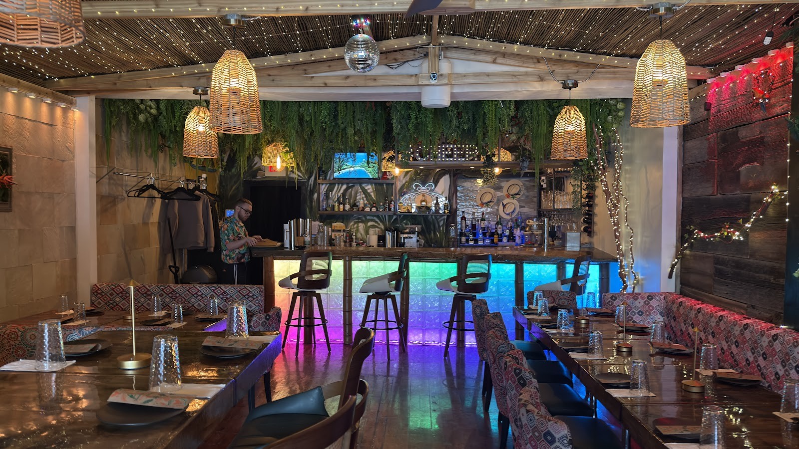 Pura Vida Restaurant & Cocktail Bar: the place