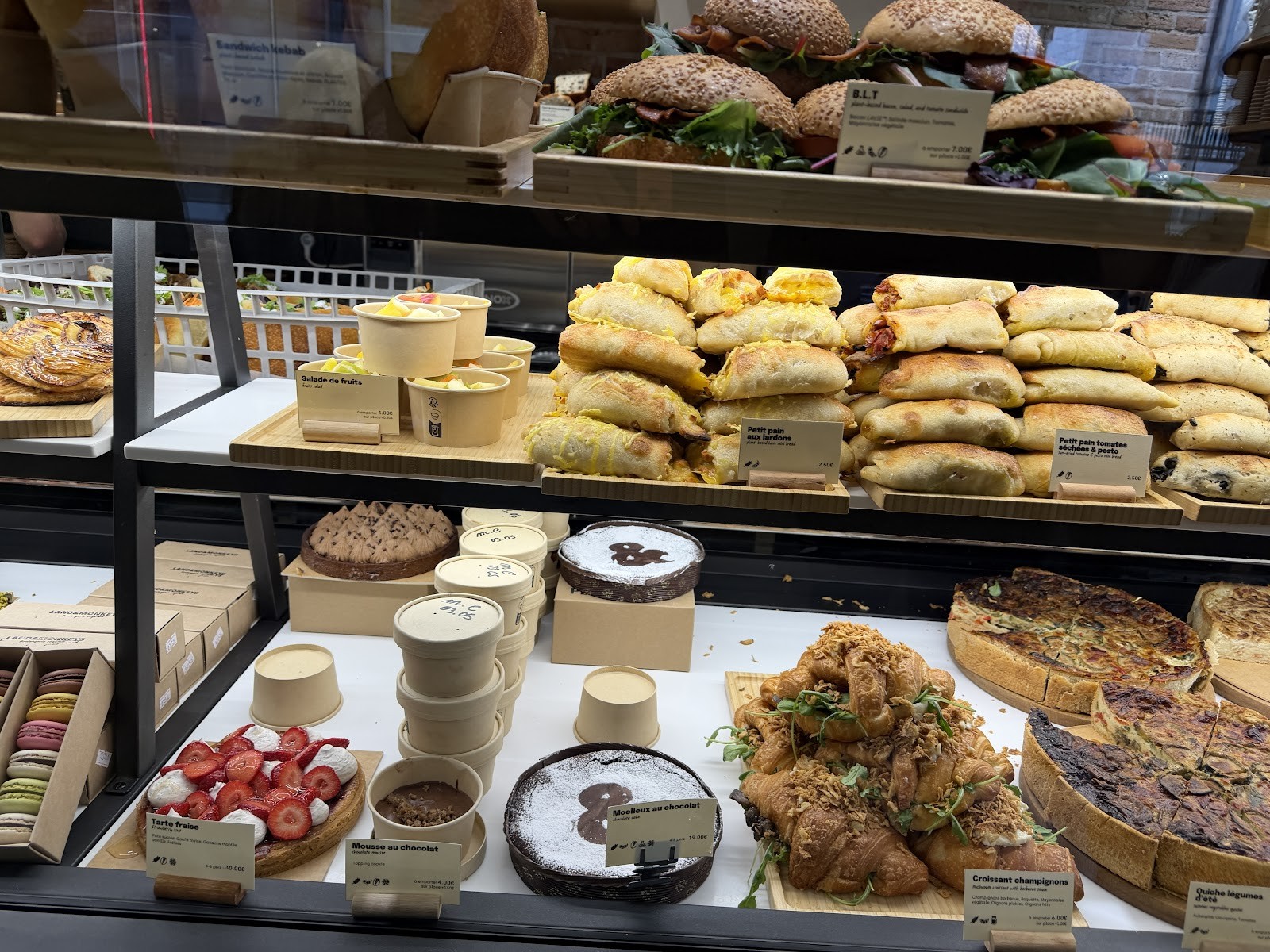 Land&Monkeys Les Halles: food & drinks