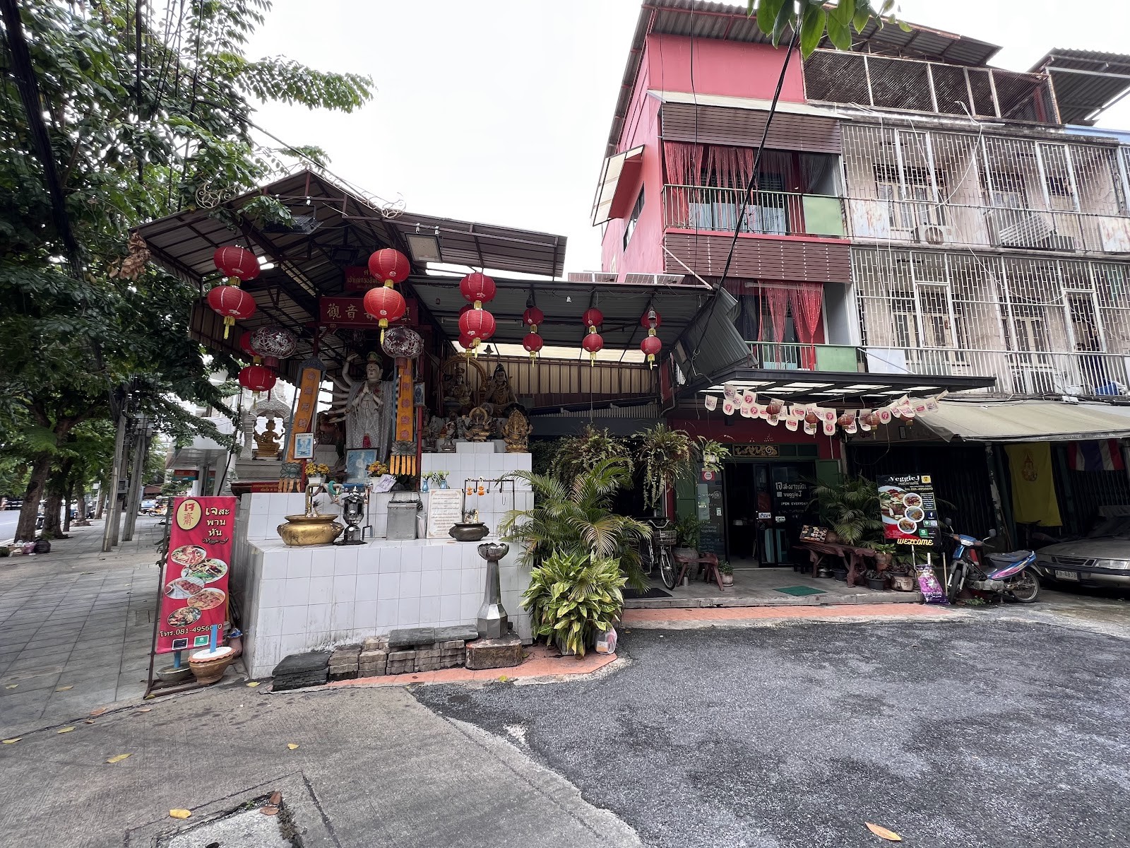 VeggieJ อาหารเจสะพานหัน: the place